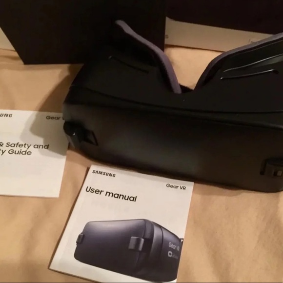 Samsung Gear VR SM-R323 + Oculus card 🎉HOST PICK 🎉 - Picture 6 of 6